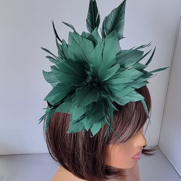 Nouveau fascinateur de couleur vert foncé avec bandeau à fleurs et chapeau de mariage à clip, Royal Ascot Ladies Day