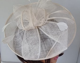 Grand fascinateur de couleur blanche avec bandeau à fleurs et chapeau de mariage à clip, Royal Ascot Ladies Day