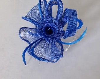 Neue Königsblaue Farbe Kleiner Fascinator mit Blumenclip Hochzeit, Royal Ascot Damentag