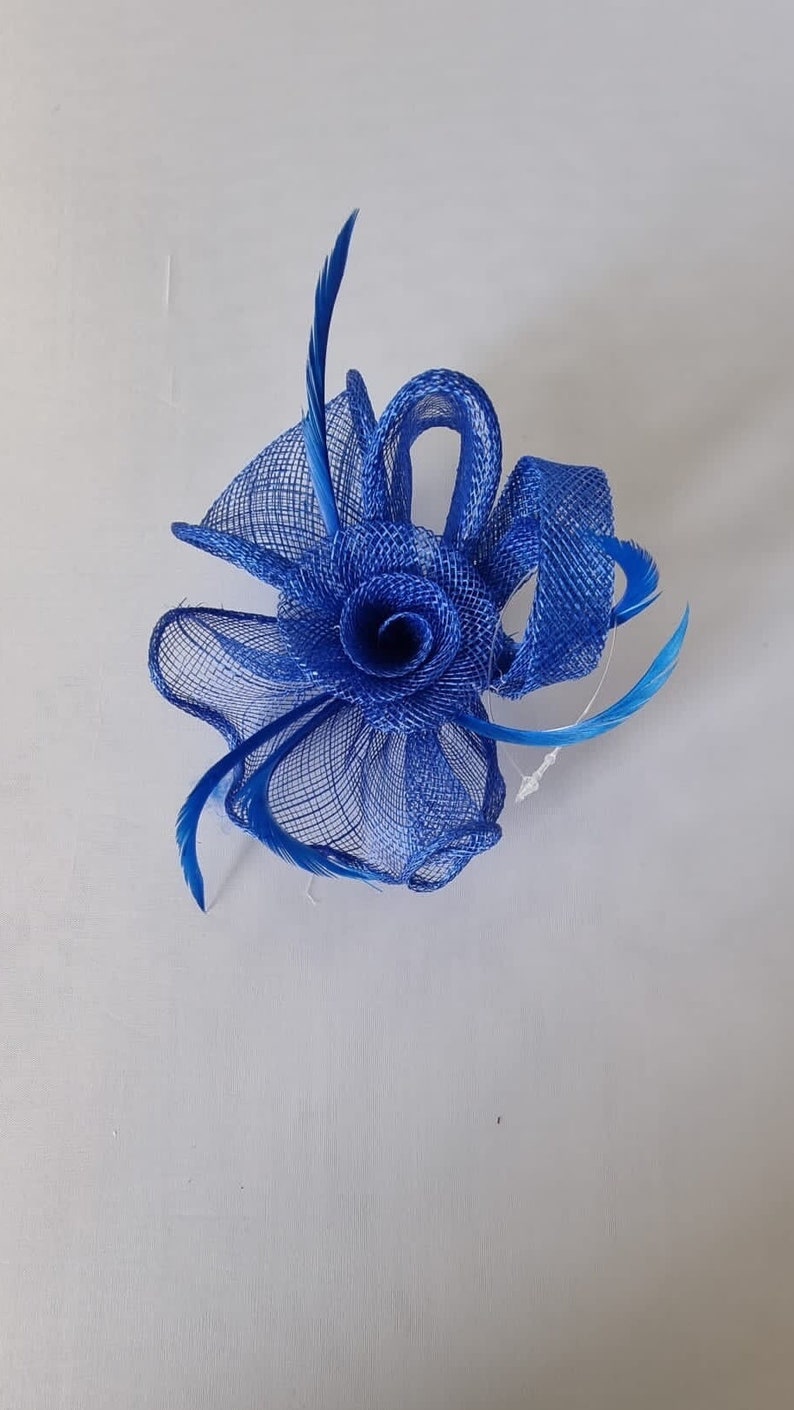 Nuevo tocado pequeño de color azul real con clip de flores para boda, Royal Ascot Ladies Day imagen 1