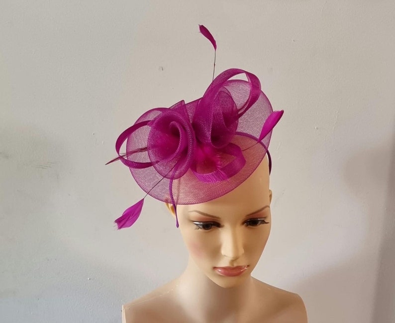 Tocado de color magenta con diadema de flores y sombrero de boda con clip, Royal Ascot Ladies Day imagen 3