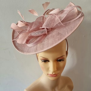 Fascinateur de couleur rose fard à joues avec bandeau à fleurs et chapeau de mariage à pince, Royal Ascot Ladies Day image 5