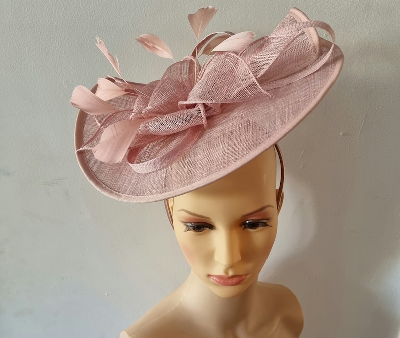 Fascinateur de couleur rose fard à joues avec bandeau à fleurs et chapeau de mariage à pince, Royal Ascot Ladies Day image 5