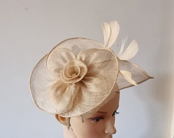 Fascinateur de couleur nue avec bandeau de fleurs et chapeau de mariage à clip, Royal Ascot Ladies Day