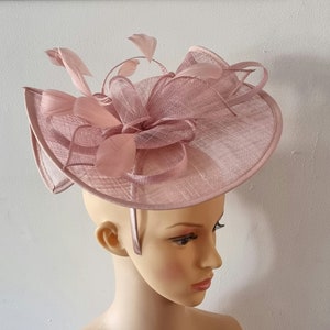 Fascinateur de couleur rose fard à joues avec bandeau à fleurs et chapeau de mariage à pince, Royal Ascot Ladies Day image 4