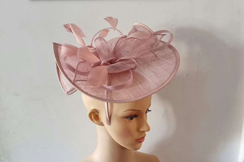 Fascinateur de couleur rose fard à joues avec bandeau à fleurs et chapeau de mariage à pince, Royal Ascot Ladies Day image 4