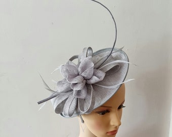 Grijze fascinator met bloem hoofdband en clip trouwhoed, Royal Ascot Ladies Day