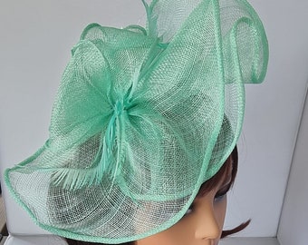 Mint groene tovenaar met bloem hoofdband en clip bruiloft hoed, Royal Ascot Ladies Day