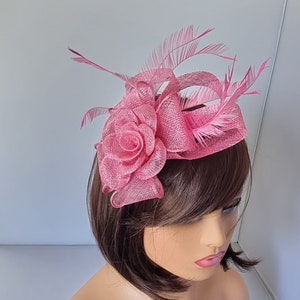 Fascinator rose rose avec bandeau à fleurs et chapeau de mariage à pince, petite taille Royal Ascot Ladies Day image 2
