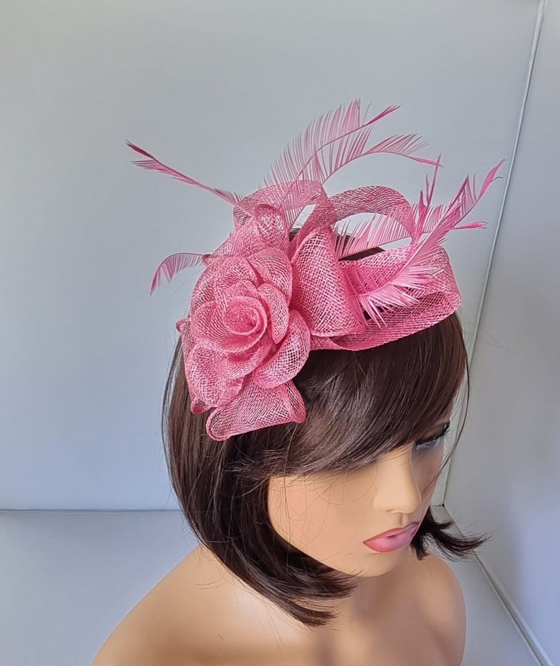 Fascinator rose rose avec bandeau à fleurs et chapeau de mariage à pince, petite taille Royal Ascot Ladies Day image 2
