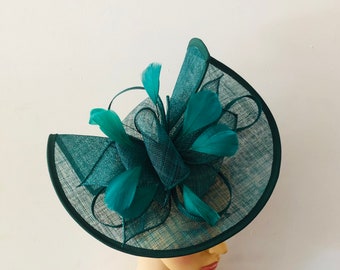 Nuovo fascinator di colore verde, verde scuro con fascia per capelli e cappello da sposa con clip, Royal Ascot Ladies Day