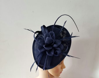 Marineblauer Fascinator mit Blumen Haarband und Clip Hochzeitshut, Royal Ascot Ladies Day