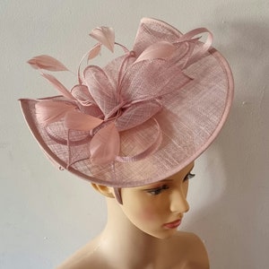 Blush roze kleur tovenaar met bloemen hoofdband en clip bruiloft hoed, Royal Ascot Ladies Day
