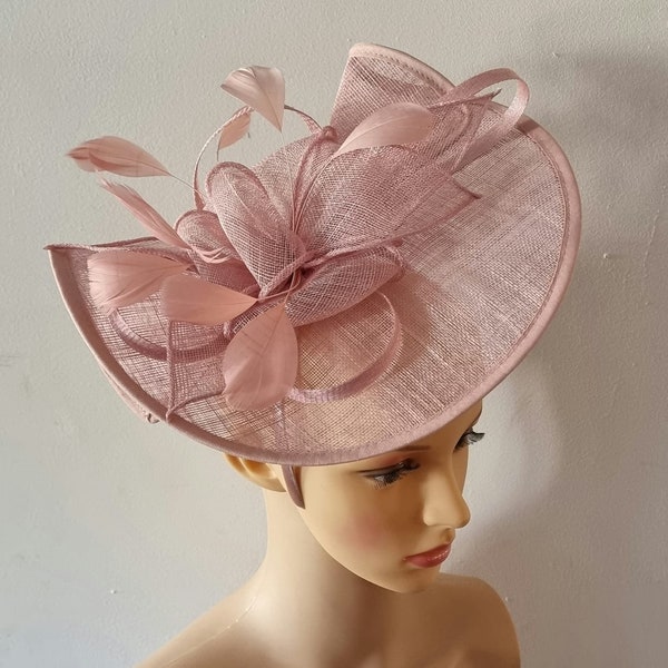 Blush roze kleur tovenaar met bloem hoofdband en clip bruiloft hoed, Royal Ascot Ladies Day