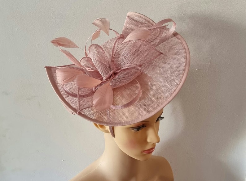 Fascinateur de couleur rose fard à joues avec bandeau à fleurs et chapeau de mariage à pince, Royal Ascot Ladies Day image 1