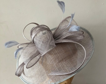 Fascinator grande di colore grigio chiaro, grigio con cappello da sposa a fascia per capelli, Royal Ascot Ladies Day