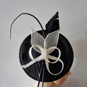 Tocado redondo negro y crema con diadema de flores y velo y sombrero de boda con clip, Royal Ascot Ladies Day imagen 1