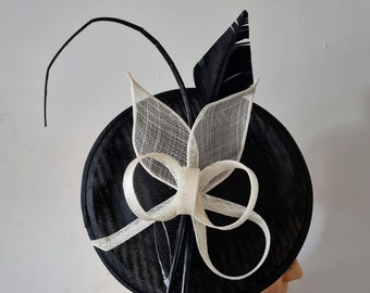 Zwart en crème ronde tovenaar met bloem en sluier hoofdband en clip bruiloft hoed, Royal Ascot Ladies Day