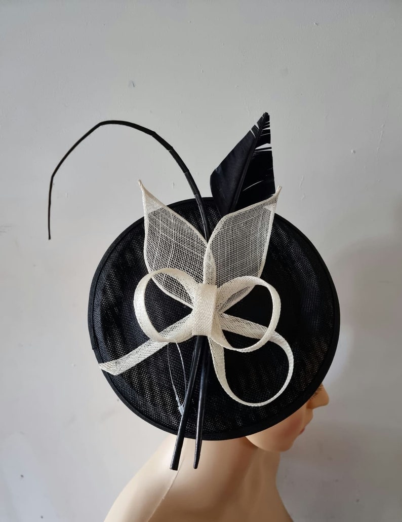 Tocado redondo negro y crema con diadema de flores y velo y sombrero de boda con clip, Royal Ascot Ladies Day imagen 1