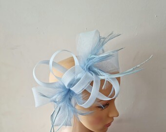 Babyblauw, lichtblauw, lichtblauwe tovenaar met bloemhoofdband en clip bruiloftshoed, Royal Ascot damesdag - klein formaat