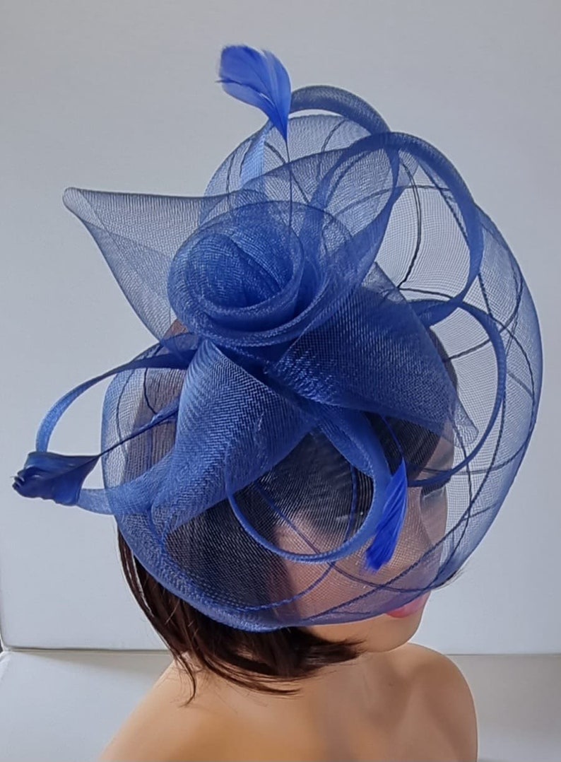 Tocado de color azul real con diadema de flores y sombrero de boda con clip, Royal Ascot Ladies Day imagen 2