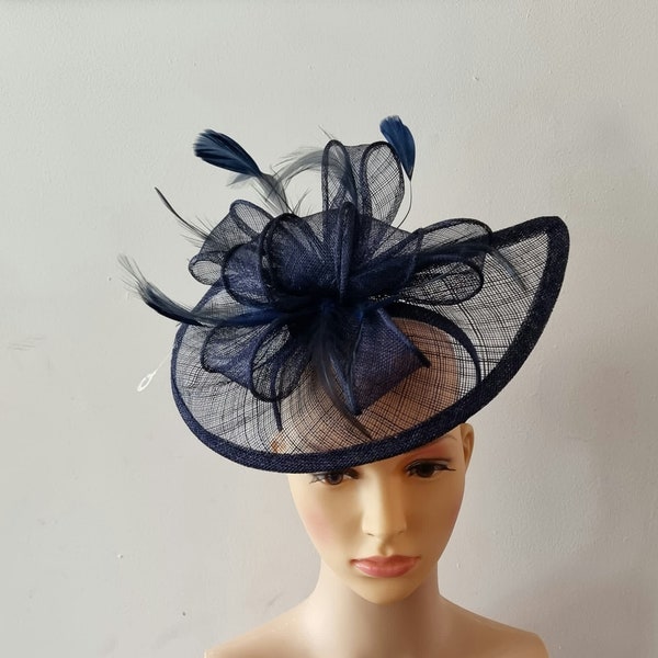 Bibi de couleur bleu marine avec bandeau à fleurs et chapeau de mariage à Clip, journée des dames Royal Ascot