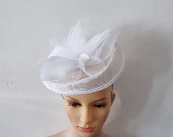 Fascinant rond blanc avec bandeau de fleurs et chapeau de mariage à clip, Royal Ascot Ladies Day