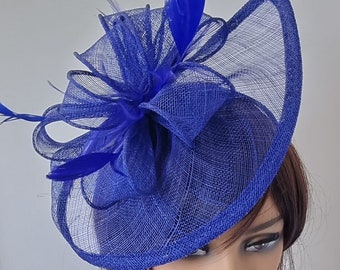 Koningsblauw, blauwe kleur tovenaar met bloem hoofdband bruiloft hoed, Royal Ascot Ladies Day