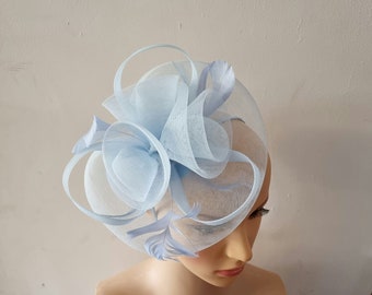 Babyblauw, lichtblauw, lichtblauwe tovenaar met bloemhoofdband en clip bruiloftshoed, Royal Ascot damesdag