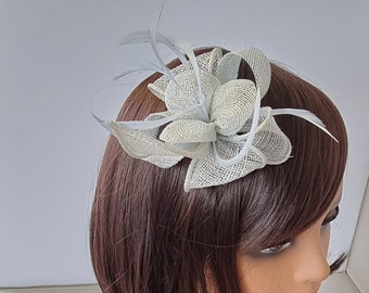 Nuevo Fascinator de tamaño pequeño azul pálido, azul bebé con clip para el día de la boda, el día de la mujer