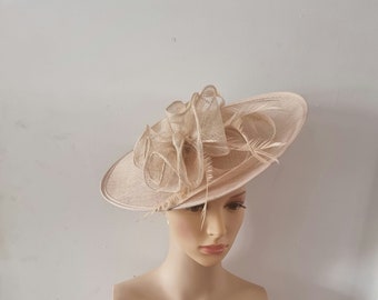 Couleur nue Grand fascinateur avec bandeau de fleur et chapeau de mariage clip, Royal Ascot Ladies Day