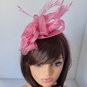Fascinator rose rose avec bandeau à fleurs et chapeau de mariage à pince, petite taille Royal Ascot Ladies Day image 3