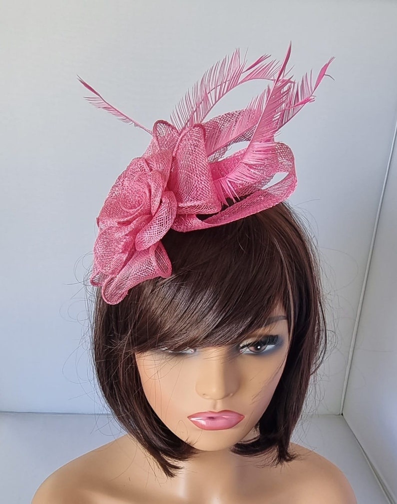 Fascinator rose rose avec bandeau à fleurs et chapeau de mariage à pince, petite taille Royal Ascot Ladies Day image 3
