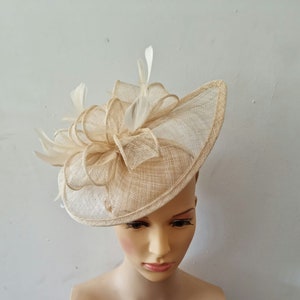 Bibis beige avec bandeau à fleurs et chapeau de mariage à clip, Royal Ascot Ladies Day image 3