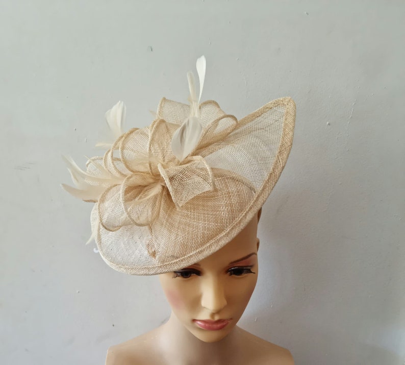 Bibis beige avec bandeau à fleurs et chapeau de mariage à clip, Royal Ascot Ladies Day image 3