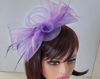 Lila paarse kleur tovenaar met bloem hoofdband en clip bruiloft hoed, Royal Ascot Ladies Day