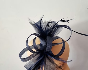 Marineblauer Fascinator mit Blumen Haarband und Clip Hochzeitshut, Royal Ascot Ladies Day