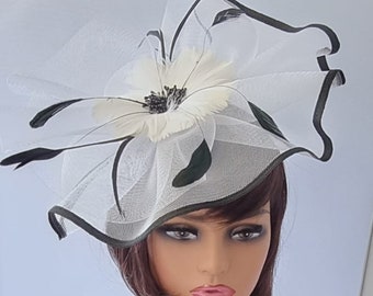 Weiße Farbe mit schwarzem Fascinator mit Blumen und Stirnband mit Clip Hochzeitshut, Royal Ascot Ladies Day