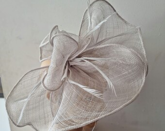 Fascinator grigio chiaro con fascia a fiori e cappello da sposa con clip, Royal Ascot Ladies Day