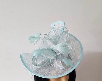Bibi couleur turquoise avec bandeau à fleurs et chapeau de mariage à clip, Royal Ascot Ladies Day