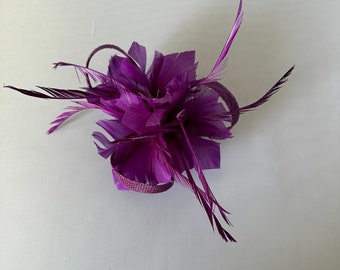 Nuovo Fascinator di piccole dimensioni di colore viola scuro con clip Per il giorno del matrimonio, la festa della donna