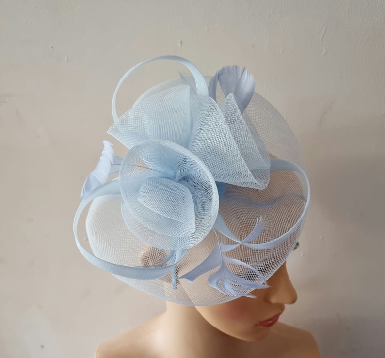 Babyblau, hellblau, hellblauer Fascinator mit Blumen-Stirnband und Clip-Hochzeitshut, Royal Ascot Ladies Day Bild 3