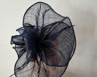 Marineblauer Fascinator mit Blumen Haarband und Clip Hochzeitshut, Royal Ascot Ladies Day