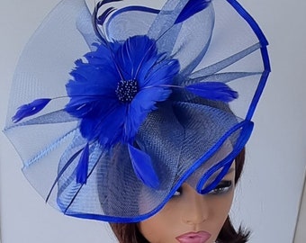 Koningsblauw, blauwe kleur tovenaar met bloem en hoofdband met clip bruiloft hoed, Royal Ascot damesdag