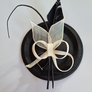 Tocado redondo negro y crema con diadema de flores y velo y sombrero de boda con clip, Royal Ascot Ladies Day imagen 3