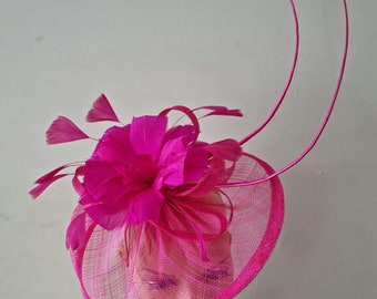 Hot Pink Colour Fascinator met bloem en sluier hoofdband en clip trouwhoed, Royal Ascot Ladies Day