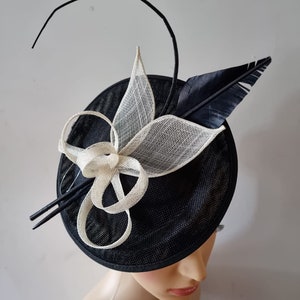 Tocado redondo negro y crema con diadema de flores y velo y sombrero de boda con clip, Royal Ascot Ladies Day imagen 2