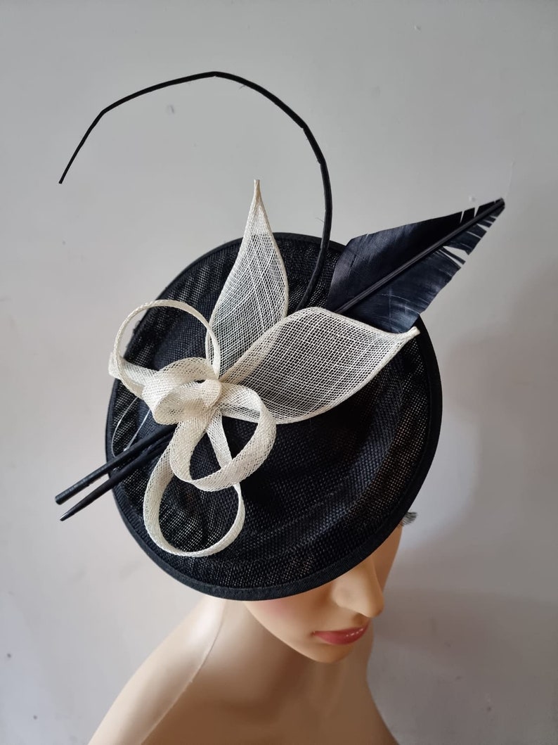 Tocado redondo negro y crema con diadema de flores y velo y sombrero de boda con clip, Royal Ascot Ladies Day imagen 2