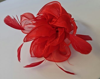Roter Fascinator mit Blumenclip und Stirnband Hochzeit Hut, Royal Ascot Damentag