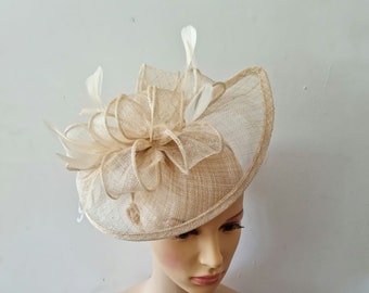 Beige kleur tovenaar met bloem hoofdband en clip bruiloft hoed, Royal Ascot damesdag